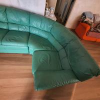 Divano angolare in buono stato, visinabile.