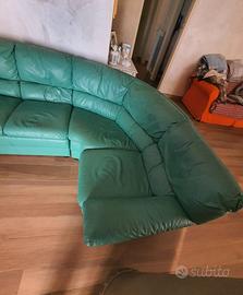 Divano angolare in buono stato, visinabile.