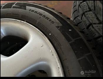 Gomme auto con cerchi