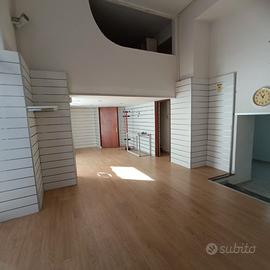 Locale commerciale uso ufficio negozio o laborator