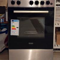 Cucina con piano a gas e forno elettrico
De Longhi