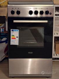 Cucina con piano a gas e forno elettrico
De Longhi