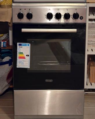 Cucina con piano a gas e forno elettrico
De Longhi