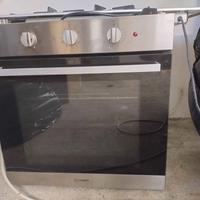 Lavastoviglie, forno, piani cottura e lavello