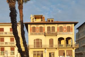 VIAREGGIO appartamento fronte mare