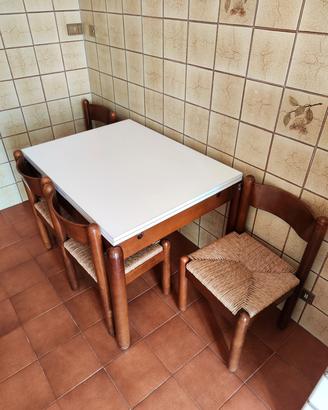 Tavolo cucina allungabile e 4 sedie legno
