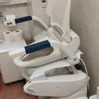 WC per anziani con sollevatore e bidet elettronico