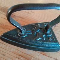 Antico ferro da stiro vintage