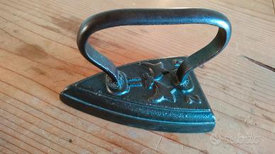 Antico ferro da stiro vintage