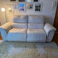 Divano bianco in pelle scamosciata con alza piedi