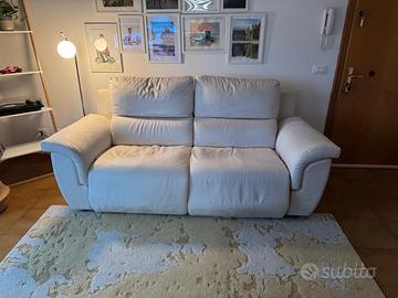 Divano bianco in pelle scamosciata con alza piedi