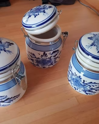 barattoli in ceramica dipinti a mano