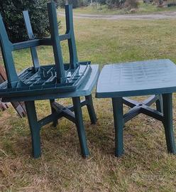 Tre tavoli da giardino 