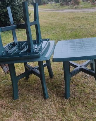 Tre tavoli da giardino 