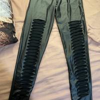 LEGGINS  STRAPPATI IN ECO-PELLE CON RETE SOTTO