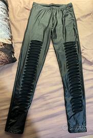 LEGGINS  STRAPPATI IN ECO-PELLE CON RETE SOTTO
