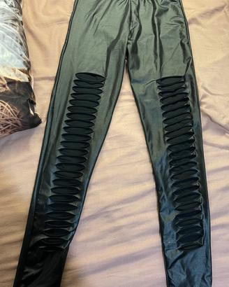 LEGGINS  STRAPPATI IN ECO-PELLE CON RETE SOTTO