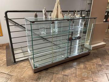 Vetrinetta in vetro temperato con ripiani e base