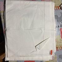 Lenzuolo in cotone antico ricamato a mano