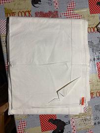 Lenzuolo in cotone antico ricamato a mano