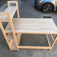 Scrivania con scaffale