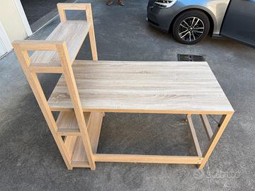 Scrivania con scaffale