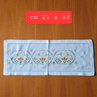 Centrino ricamato a mano