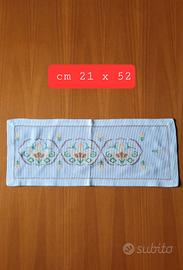 Centrino ricamato a mano