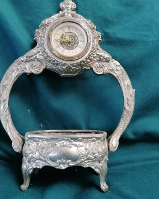 Orologio antico con portagioie