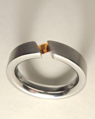 Anello in acciaio e quarzo citrino taglio princess
