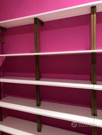Scaffali a 5 ripiani bianchi con staffe color oro