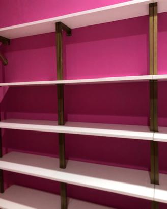 Scaffali a 5 ripiani bianchi con staffe color oro