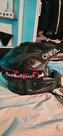 casco oneal × maschera red bull spect