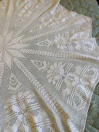 Tovaglia copri tavola fatto ad uncinetto