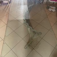tavolo in vetro con base in marmo