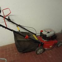 tagliaerba a scoppio con raccoglitore 
