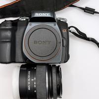 Sony Alpha 100 con ottica zoom originale
