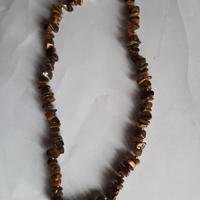 Collana di pietre marrone