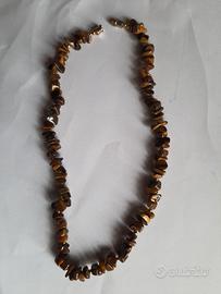 Collana di pietre marrone