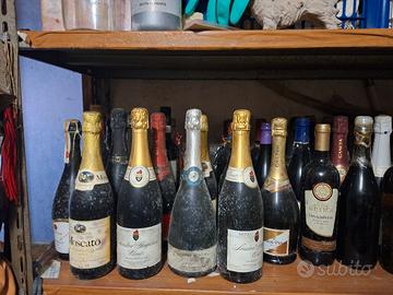 varie bottiglie di liquori e vini
