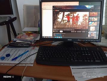 computer desktop completo di monitor e tastiera