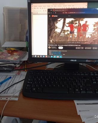 computer desktop completo di monitor e tastiera