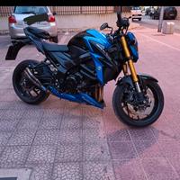moto Suzuki sportiva 