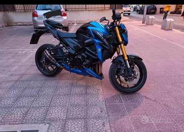 moto Suzuki sportiva 