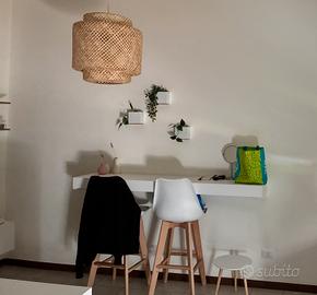 Scrivania sospesa a muro
