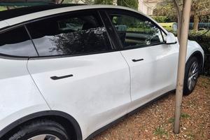 Tesla Model Y RWD bianca
