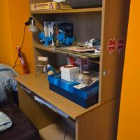 Scrivania con mensole