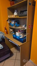 Scrivania con mensole