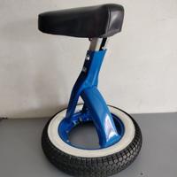 Sgabello in stile piaggio