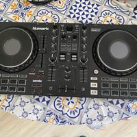 Console per dj completa di cassa amplificata